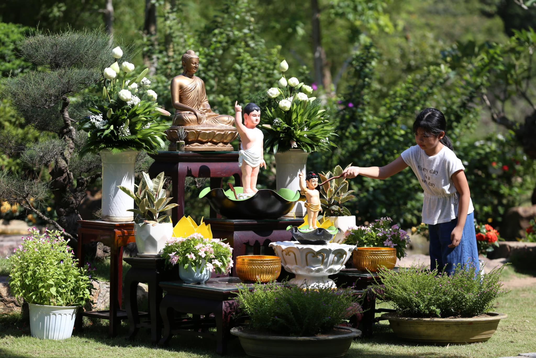 Chư tăng và Phật tử cùng cử hành lễ tắm Phật tại chùa