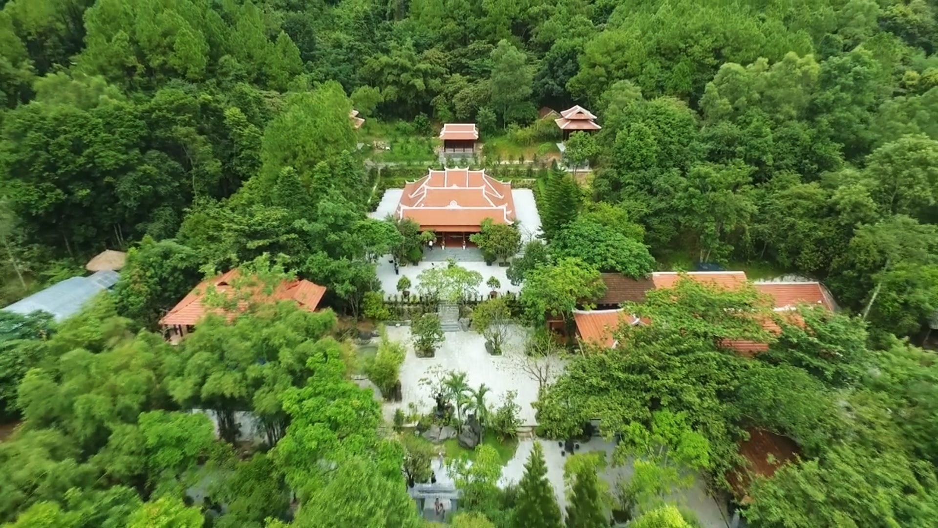 Toàn cảnh chùa Huyền Không Sơn Thượng giữa rừng thiền Huế nhìn từ trên cao