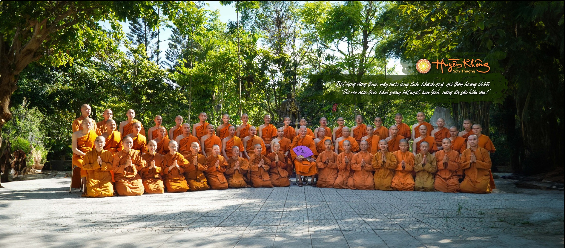Chư tăng đoàn Huyền Không Sơn Thượng trong khuôn viên rừng thiền