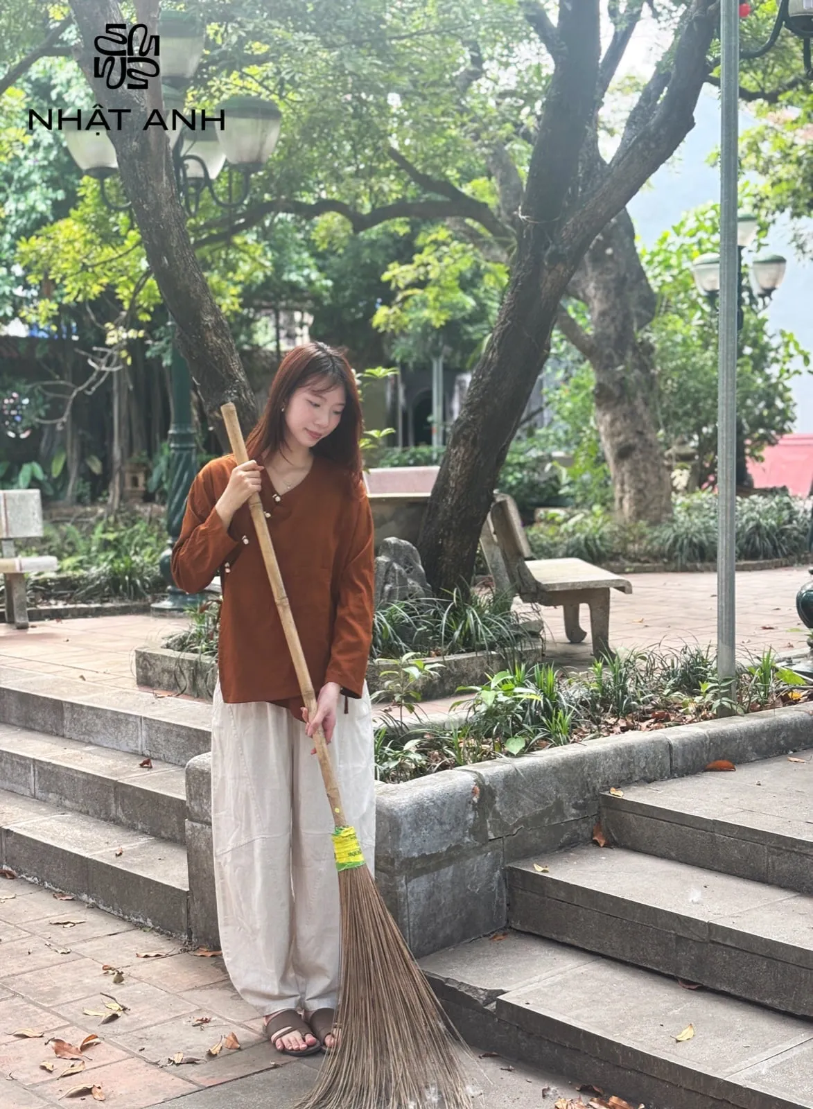Nhật Anh — quét sân chùa, khoảnh khắc khởi nguyên